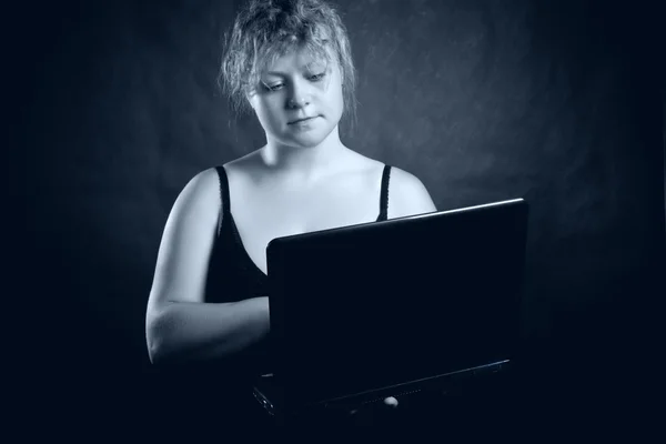 Söt blondie med laptop — Stockfoto
