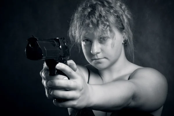 Jente med våpen – stockfoto
