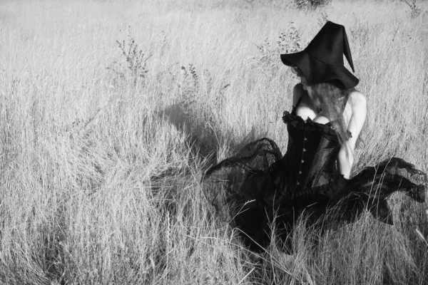 Witch in het veld — Stockfoto