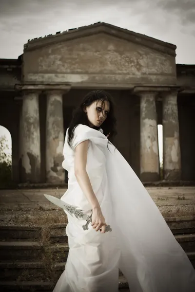 Menina com espada — Fotografia de Stock