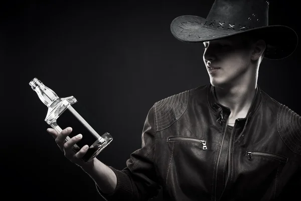 Kovboy şişe viski ile — Stok fotoğraf