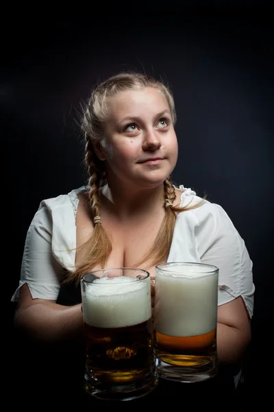 Ragazza irlandese con birra — Foto Stock