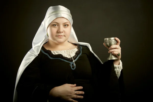 Medieval woman with goblet — Stock Photo, Image