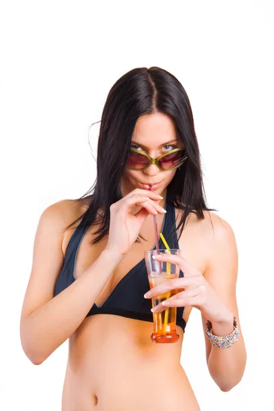 Горячая пляжная девушка с коктейлем — стоковое фото