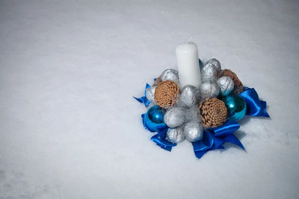 Vela com bola de Natal na neve — Fotografia de Stock