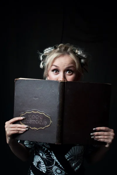 Housewife with cookery book — Stock Photo, Image