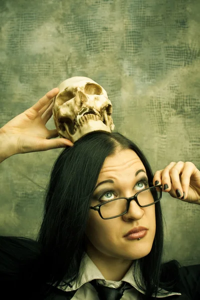 Profesora de escuela con cráneo —  Fotos de Stock