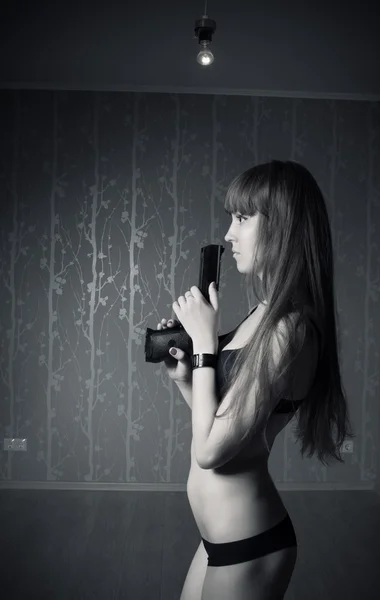Σέξι κορίτσι με ένα πυροβόλο όπλο — Φωτογραφία Αρχείου