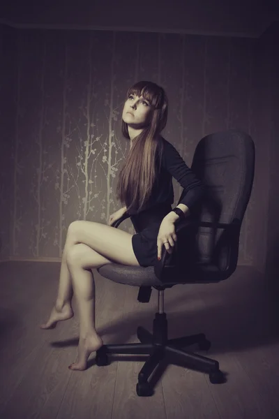 Chica triste en silla — Foto de Stock