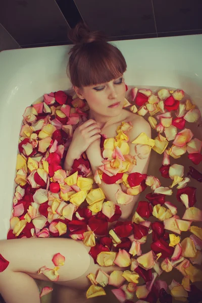 Bath full of rose petals — Stock Photo, Image