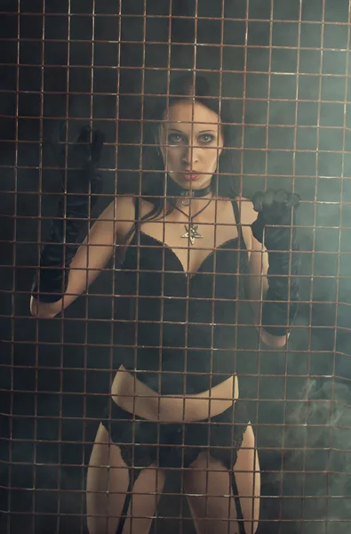 Sexy Mädchen hinter Gittern — Stockfoto