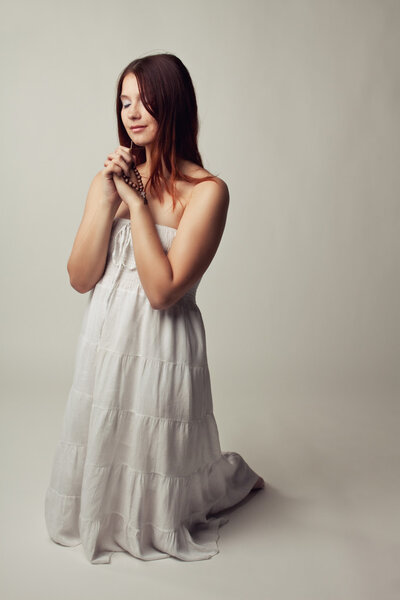 Милая девушка молится
