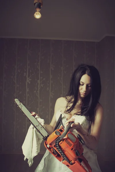Kobieta czyszczenia jej chainsaw — Zdjęcie stockowe