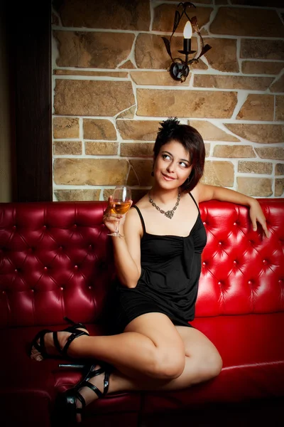 Menina bonita com vinho — Fotografia de Stock