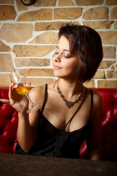 Glamour ragazza con bicchiere da vino — Foto Stock