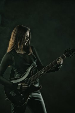 genç kız elektro gitar çalmak
