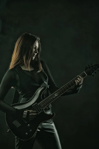Mladá dívka hrát elektrická kytara — Stock fotografie