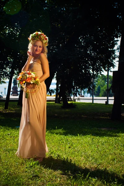 Summer bride with flowers crown — Stock Photo, Image