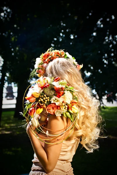 Braut mit Blumen — Stockfoto