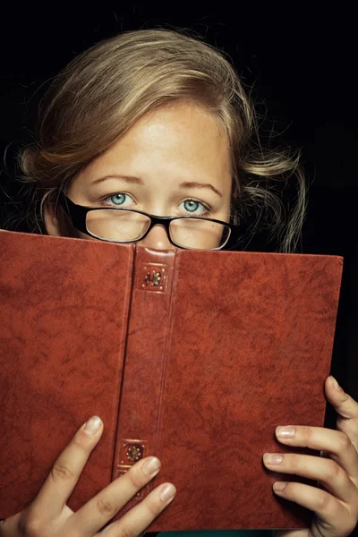 Estudiante triste con libro — Foto de Stock