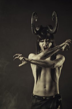 cehennemden yaratık