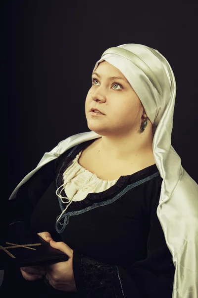 Middeleeuwse vrouw met Bijbel — Zdjęcie stockowe