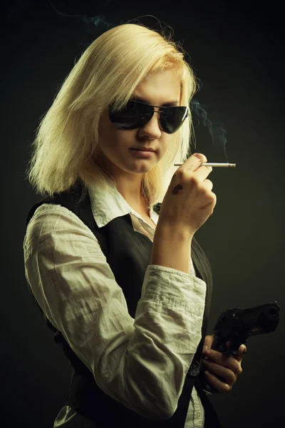 Небезпечна блондинка з пістолетом — стокове фото