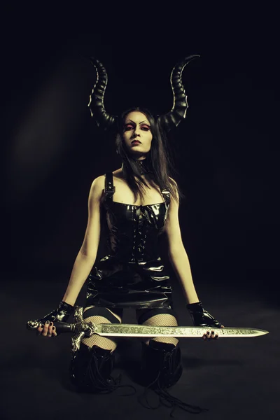 Succubus lateks elbise블랙 코르 셋과 눈가리 개를 입고 갈색 머리 여자