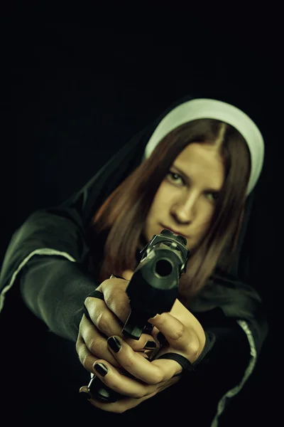 Nonne avec pistolet — Photo