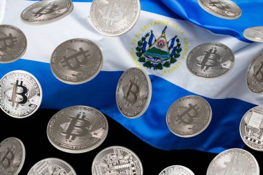 El Salvador bayrağı üzerinde bir sürü gümüş bitcoin var. El Salvador ilk ülke olarak Bitcoin 'i yasal ihale konsepti olarak kabul ediyor.