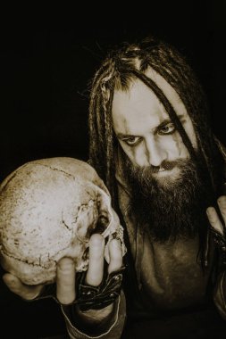 Geçmişi karanlık olan bir manyak.