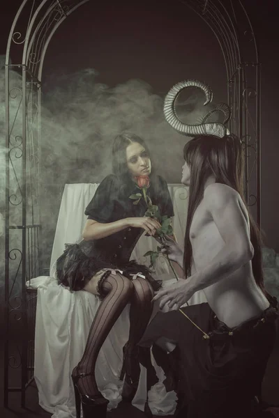 Boynuzlu Şeytan Güzel Gotik Kıza Gül Veriyor — Stok fotoğraf