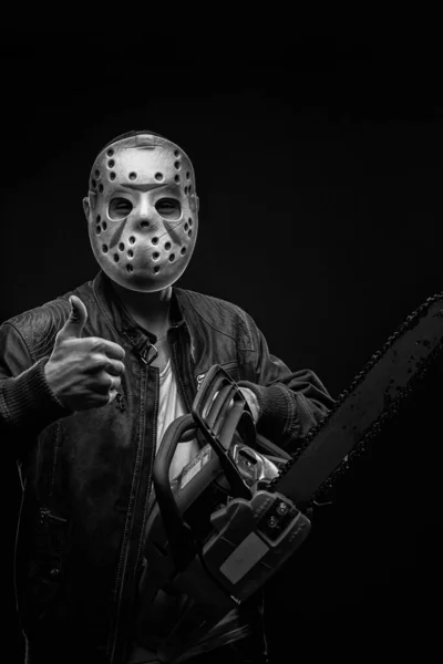 Koyu Arka Plan Üzerinde Poz Chainsaw Ile Maskeli Adam — Stok fotoğraf