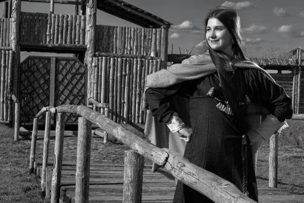 Skandinav Orta Sınıf Kadın Köy Üzerinde Poz Tarihsel Elbiseli Arkeolojik — Stok fotoğraf