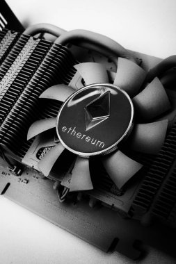 Sarı arkaplan üzerine bir ethereum sikke