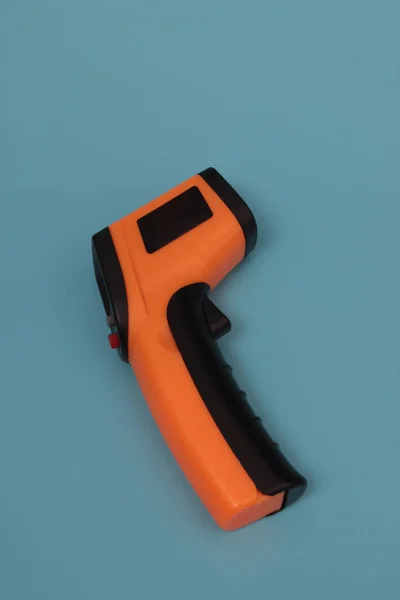 Pistola Termómetro Infrarrojo Para Medir Temperatura Concepto Prevención Propagación Covid —  Fotos de Stock