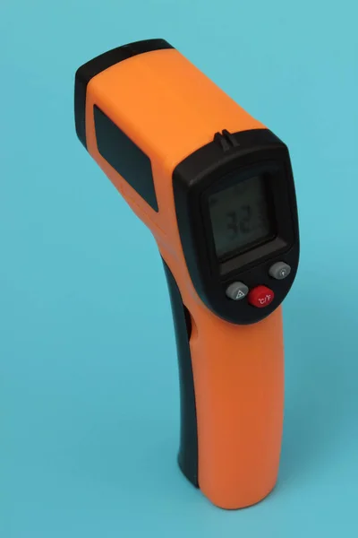 Infrared Thermometer Thermometer Gun Measuring Temperature Blue Background Covid Spread — Stock Photo, Image