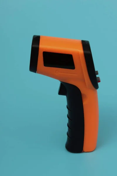 Termómetro Infrarrojo Pistola Termómetro Para Medir Temperatura Sobre Fondo Azul —  Fotos de Stock