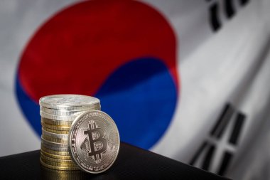 Güney Kore bayrağı üzerinde bitcoin yığını 