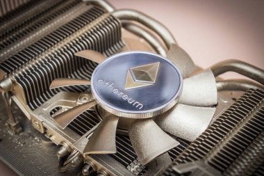 Altın boyalı video kartının üzerine bir ethereum sikke