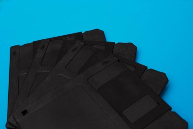 Mavi arkaplan üzerine disket yığını