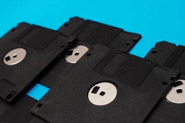 Mavi arkaplan üzerine disket yığını