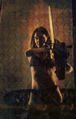 İçeride poz veren elektrikli testereli güzel bir kız.