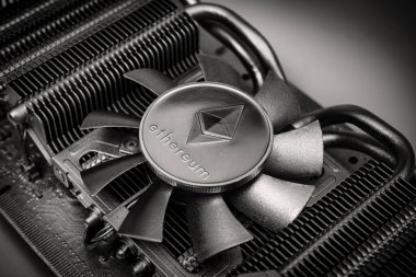 Grafik videosunun üzerine bir ethereum sikke