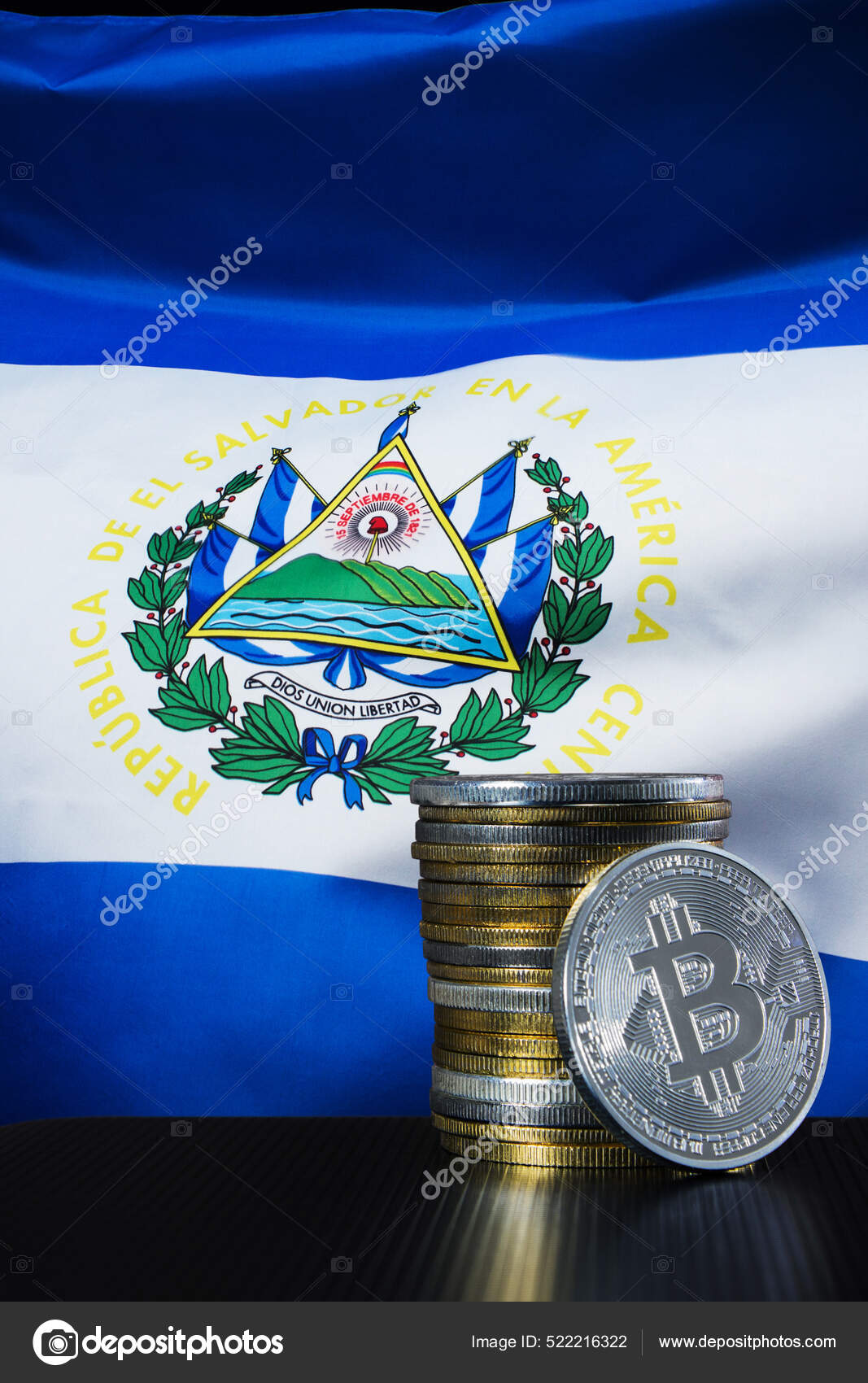Montón Bitcoins Sobre Bandera Salvador Concepto Ley Bitcoin — Foto  editorial de stock #522216322 ©IgorFaun