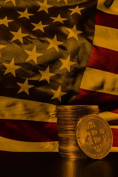 Silver Bitcoin Och Stack Bitcoins Över Usa Flagga — Stockfoto