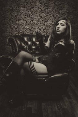 Koltuğunda oturan eski moda bir kadın.