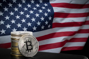 ABD bayrağı üzerinde bitcoin yığını. 