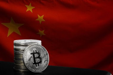 Çin bayrağı üzerinde bitcoin. Çin 'de Bitcoin yasağı.