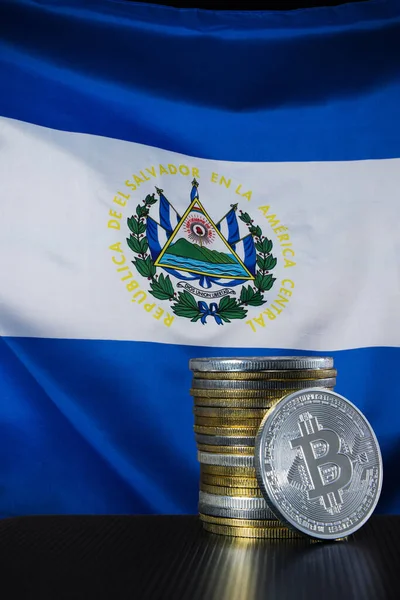 Pilha Bitcoins Sobre Bandeira Salvador Conceito Lei Bitcoin — Fotografia de Stock